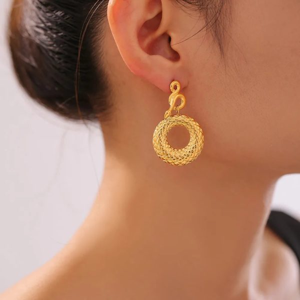 1-Pair-Casual-Elegant-Modern-Style-Snake-Plating-304-Stainless-Steel-18K-Gold-Plated-Drop-Earrings-Ear-Studs-display-picture-3